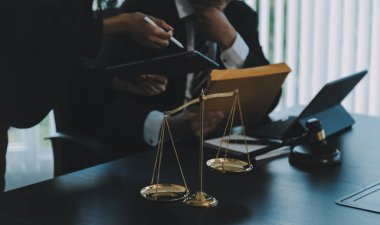 Yargıç Gavin ve Adalet Avukatları hukuk firmasının arka planında takım toplantısı yapıyorlar. Hukuk ve Hukuk Hizmetleri kavramları.