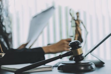 Yargıç Gavin ve Adalet Avukatları hukuk firmasının arka planında takım toplantısı yapıyorlar. Hukuk ve Hukuk Hizmetleri kavramları.