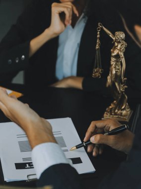 Yargıç Gavin ve Adalet Avukatları hukuk firmasının arka planında takım toplantısı yapıyorlar. Hukuk ve Hukuk Hizmetleri kavramları.