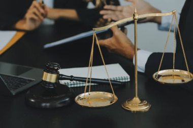 Yargıç Gavin ve Adalet Avukatları hukuk firmasının arka planında takım toplantısı yapıyorlar. Hukuk ve Hukuk Hizmetleri kavramları.