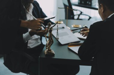 Yargıç Gavin ve Adalet Avukatları hukuk firmasının arka planında takım toplantısı yapıyorlar. Hukuk ve Hukuk Hizmetleri kavramları.