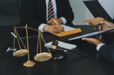 Yargıç Gavin ve Adalet Avukatları hukuk firmasının arka planında takım toplantısı yapıyorlar. Hukuk ve Hukuk Hizmetleri kavramları.