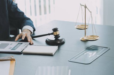 Yargıç Gavin ve Adalet Avukatları hukuk firmasının arka planında takım toplantısı yapıyorlar. Hukuk ve Hukuk Hizmetleri kavramları.