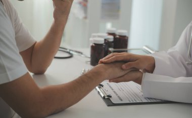 Ev bakımı hemşiresi ve yaşlılar kardiyoloji sağlık hizmetleri. Genç İspanyol kadın doktor hemşirenin yakın çekimleri sırasında steteskop kullanarak olgun beyaz hasta kalp atışlarını kontrol et.