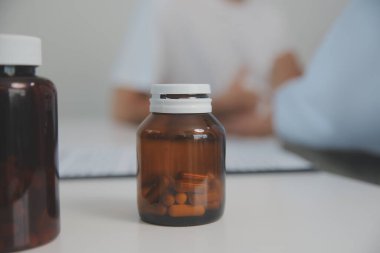 Şiddetli mide ağrısı çeken bir adam evde oturuyor. Karnı ağrıyan, ishal ya da hazımsızlık çeken bir adamın eli. Kafkasyalı adam, acı verici bir şekilde karnına bastırıyor.