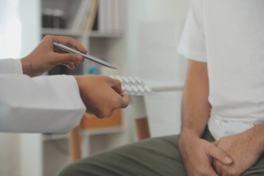 Erkek hastalıkları. Adam ellerini kasıklarına bastırıyor ve acı çekiyor. Panorama, kesilmiş, stüdyo çekimi.