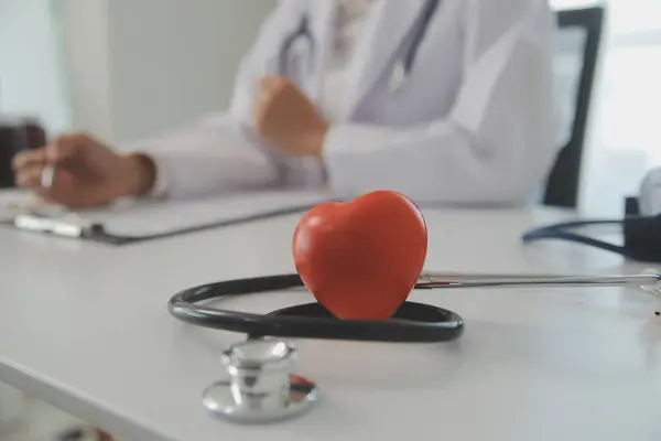 Manos Doctora Sosteniendo Corazón Rojo Mostrando Símbolo Amor Apoyo Humano —  Fotos de Stock
