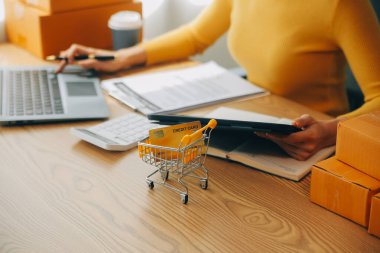 Genç bayan küçük işletme sahibi evden online alışveriş yapıyor. Cep telefonlu müşterilerden sipariş alıyordum. KOBİ girişimcisi veya serbest yaşam tarzı kavramı.