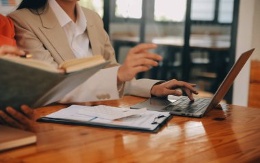 Genç Asyalı iş adamlarından oluşan bir grup. Yaratıcı iş adamı. Başarılı bir iş ortağı olmaktan mutluluk duyarlar..