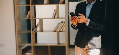 Genç Asyalı iş adamlarından oluşan bir grup. Yaratıcı iş adamı. Başarılı bir iş ortağı olmaktan mutluluk duyarlar..