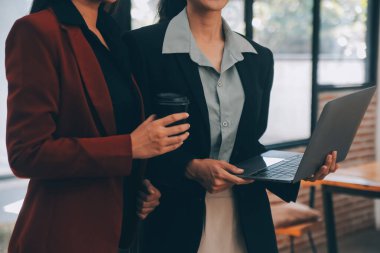 Genç Asyalı iş adamlarından oluşan bir grup. Yaratıcı iş adamı. Başarılı bir iş ortağı olmaktan mutluluk duyarlar..