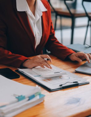 Stüdyoda dizüstü bilgisayarla çalışan yaratıcı Asyalı genç kadın.