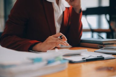 Stüdyoda dizüstü bilgisayarla çalışan yaratıcı Asyalı genç kadın.