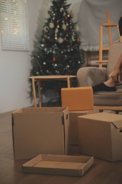 İki Asyalı blogcu, dükkanında canlı yayın yapan videoyu kaydetmek için kameranın önünde kıyafetlerini gösteriyor. Çevrimiçi alışveriş arabası fikri. Evdeki kanepede.