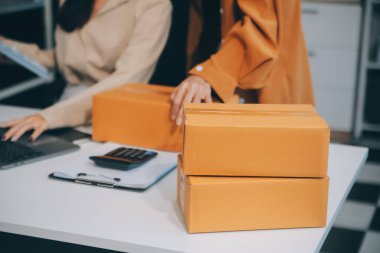 İş kadını küçük işletmelere başladı ve başarılı KOBİ girişimcileri Asyalı kadın kutuları evdeki paketlerin çevrimiçi teslimatını yapıyor. KOBİ dağıtım kavramı ve ambalaj