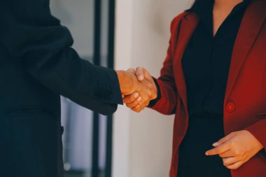 İş kadını tokalaşması ve iş adamları. Başarılı iş tokalaşma kavramı.