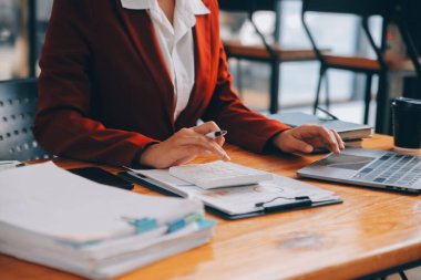 Stüdyoda dizüstü bilgisayarla çalışan yaratıcı Asyalı genç kadın.