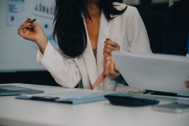 Co çalışma konferans, dizüstü bilgisayar ve dijital tablet, Ofis Masaları üzerinde yeni planı mali grafik verilerini tartışırken yatırımcı meslektaşları mevcut, Toplantı iş takım finans, muhasebe, yatırım.