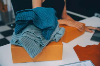 Moda blogcusu kavramı, genç Asyalı kadınların video yayınında kıyafet satışı. Akıllı telefon ya da tablet kullanarak küçük işletme KOBİ 'si kurun.