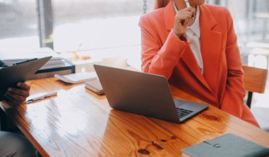 Genç Asyalı iş adamlarından oluşan bir grup. Yaratıcı iş adamı. Başarılı bir iş ortağı olmaktan mutluluk duyarlar..