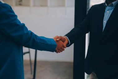 İş birleşme ve satın alma, başarılı müzakere, tokalaşma, ortaklık ve iş anlaşması konseptine ortak olmak için iki iş adamı el sıkışması.