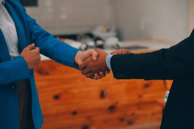 İş birleşme ve satın alma, başarılı müzakere, tokalaşma, ortaklık ve iş anlaşması konseptine ortak olmak için iki iş adamı el sıkışması.