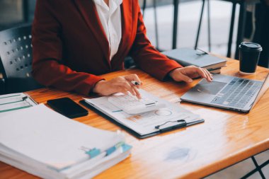 Stüdyoda dizüstü bilgisayarla çalışan yaratıcı Asyalı genç kadın.