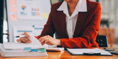 Stüdyoda dizüstü bilgisayarla çalışan yaratıcı Asyalı genç kadın.