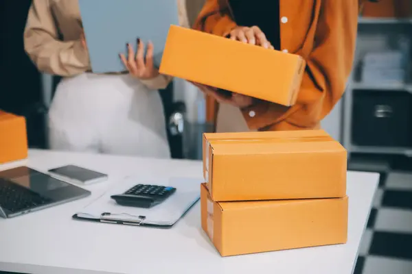女商人创办了小企业 成功的中小企业企业家亚洲妇女在家里堆放盒子 在网上投递包裹 中小型企业交付概念和包装 — 图库照片