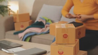 Yeni ürünler sunan genç Asyalı kadınlar, küçük işletme girişimcileri ve serbest meslek kavramı