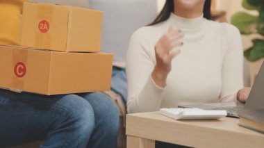 Yeni ürünler sunan genç Asyalı kadınlar, küçük işletme girişimcileri ve serbest meslek kavramı