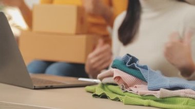 Yeni ürünler sunan genç Asyalı kadınlar, küçük işletme girişimcileri ve serbest meslek kavramı