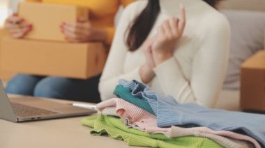 Yeni ürünler sunan genç Asyalı kadınlar, küçük işletme girişimcileri ve serbest meslek kavramı