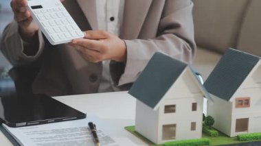 Emlakçı müşteri, sigorta ve emlak konsepti için yeni ev modeli gösteriyor