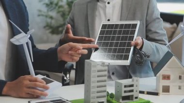 Çevre dostu ve yenilenebilir enerji yaklaşımları geliştirmek için yeşil bir şirketten profesyonellerden oluşan bir ekip birlikte çalışıyor.