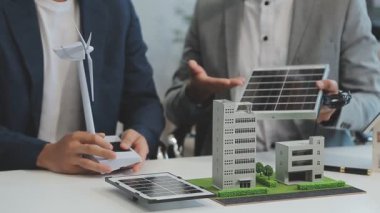 Çevre dostu ve yenilenebilir enerji yaklaşımları geliştirmek için yeşil bir şirketten profesyonellerden oluşan bir ekip birlikte çalışıyor.