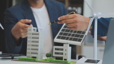 Çevre dostu ve yenilenebilir enerji yaklaşımları geliştirmek için yeşil bir şirketten profesyonellerden oluşan bir ekip birlikte çalışıyor.