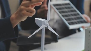 Çevre dostu ve yenilenebilir enerji yaklaşımları geliştirmek için yeşil bir şirketten profesyonellerden oluşan bir ekip birlikte çalışıyor.