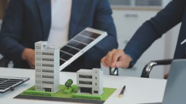 Çevre dostu ve yenilenebilir enerji yaklaşımları geliştirmek için yeşil bir şirketten profesyonellerden oluşan bir ekip birlikte çalışıyor.