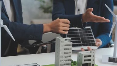 Çevre dostu ve yenilenebilir enerji yaklaşımları geliştirmek için yeşil bir şirketten profesyonellerden oluşan bir ekip birlikte çalışıyor.