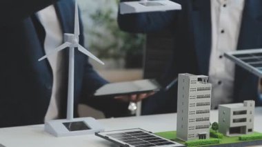 Çevre dostu ve yenilenebilir enerji yaklaşımları geliştirmek için yeşil bir şirketten profesyonellerden oluşan bir ekip birlikte çalışıyor.