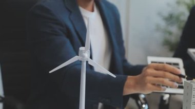 Çevre dostu ve yenilenebilir enerji yaklaşımları geliştirmek için yeşil bir şirketten profesyonellerden oluşan bir ekip birlikte çalışıyor.