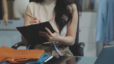 Modern atölyede yeni kıyafet koleksiyonu üzerinde çalışan profesyonel tasarımcı