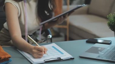 Modern atölyede yeni kıyafet koleksiyonu üzerinde çalışan profesyonel tasarımcı