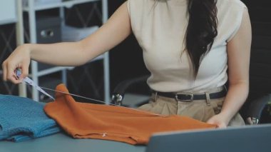 Modern atölyede yeni kıyafet koleksiyonu üzerinde çalışan profesyonel tasarımcı