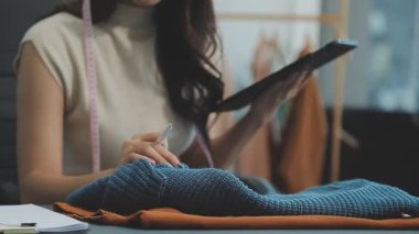 Modern atölyede yeni kıyafet koleksiyonu üzerinde çalışan profesyonel tasarımcı