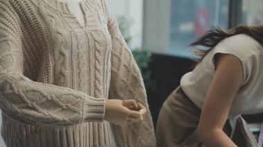 vlogger, blog yazarı küçük KOBİ iş kadını Asyalı güzel kadın kıyafetleri canlı yayın satışı internet üzerinden satışı, ana ofiste mevcut ürün detaylarını gösterme, girişimci ekommerce