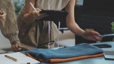 vlogger, blog yazarı küçük KOBİ iş kadını Asyalı güzel kadın kıyafetleri canlı yayın satışı internet üzerinden satışı, ana ofiste mevcut ürün detaylarını gösterme, girişimci ekommerce