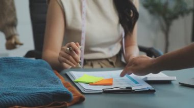 vlogger, blog yazarı küçük KOBİ iş kadını Asyalı güzel kadın kıyafetleri canlı yayın satışı internet üzerinden satışı, ana ofiste mevcut ürün detaylarını gösterme, girişimci ekommerce