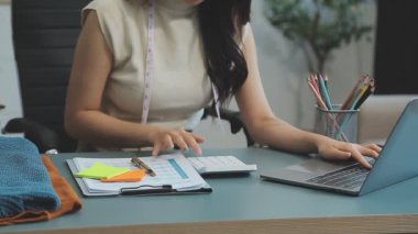 vlogger, blog yazarı küçük KOBİ iş kadını Asyalı güzel kadın kıyafetleri canlı yayın satışı internet üzerinden satışı, ana ofiste mevcut ürün detaylarını gösterme, girişimci ekommerce